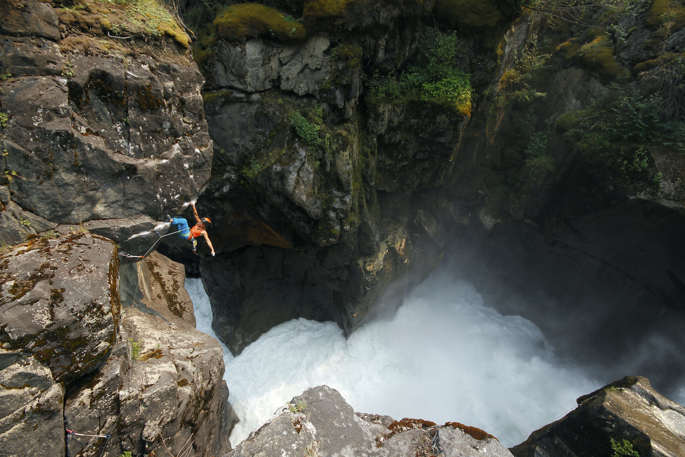 Un arrampicatore che si scuote durante l'arrampicata trad nella Columbia Britannica