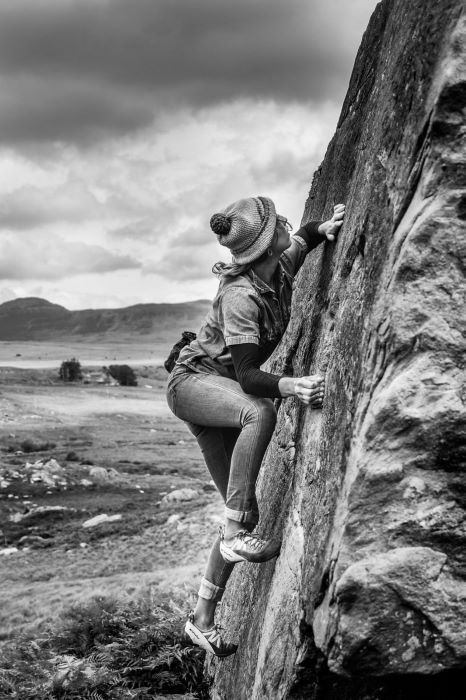 Foto in bianco e nero di Anna Hazelnutt che fa bouldering