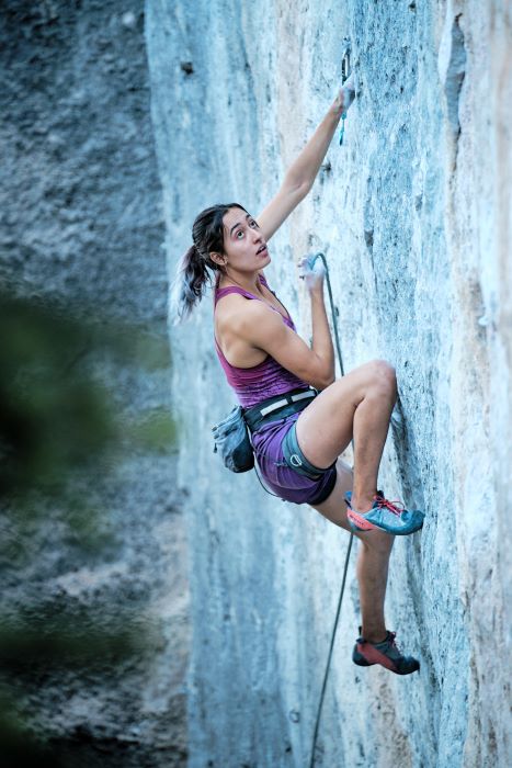 Anna Hazelnutt sport climbing in Tarragona