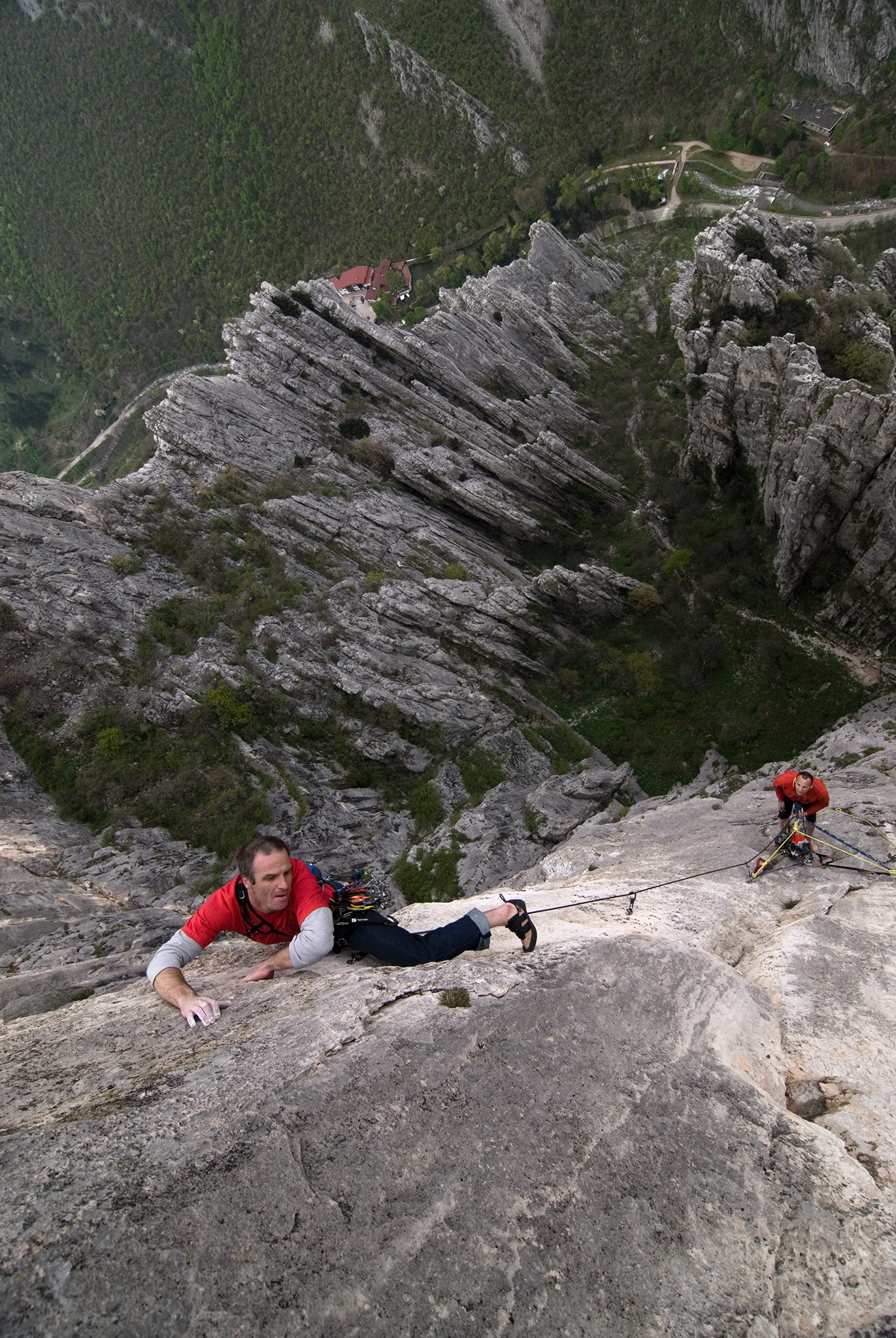 Uno scalatore su un multi-pitch nel Parco Nazionale dei Balcani di Vrasta