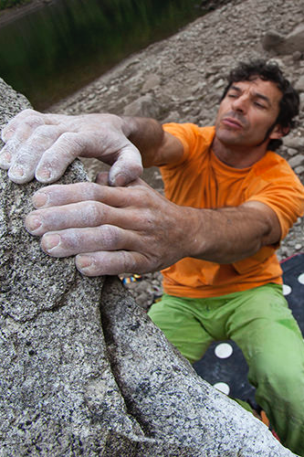 Massimo Faletti topping out  on a boulder
