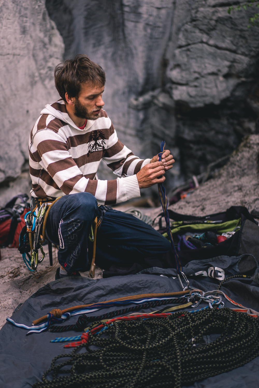 Local Czech guide showing how to knot slings for a Czech rack