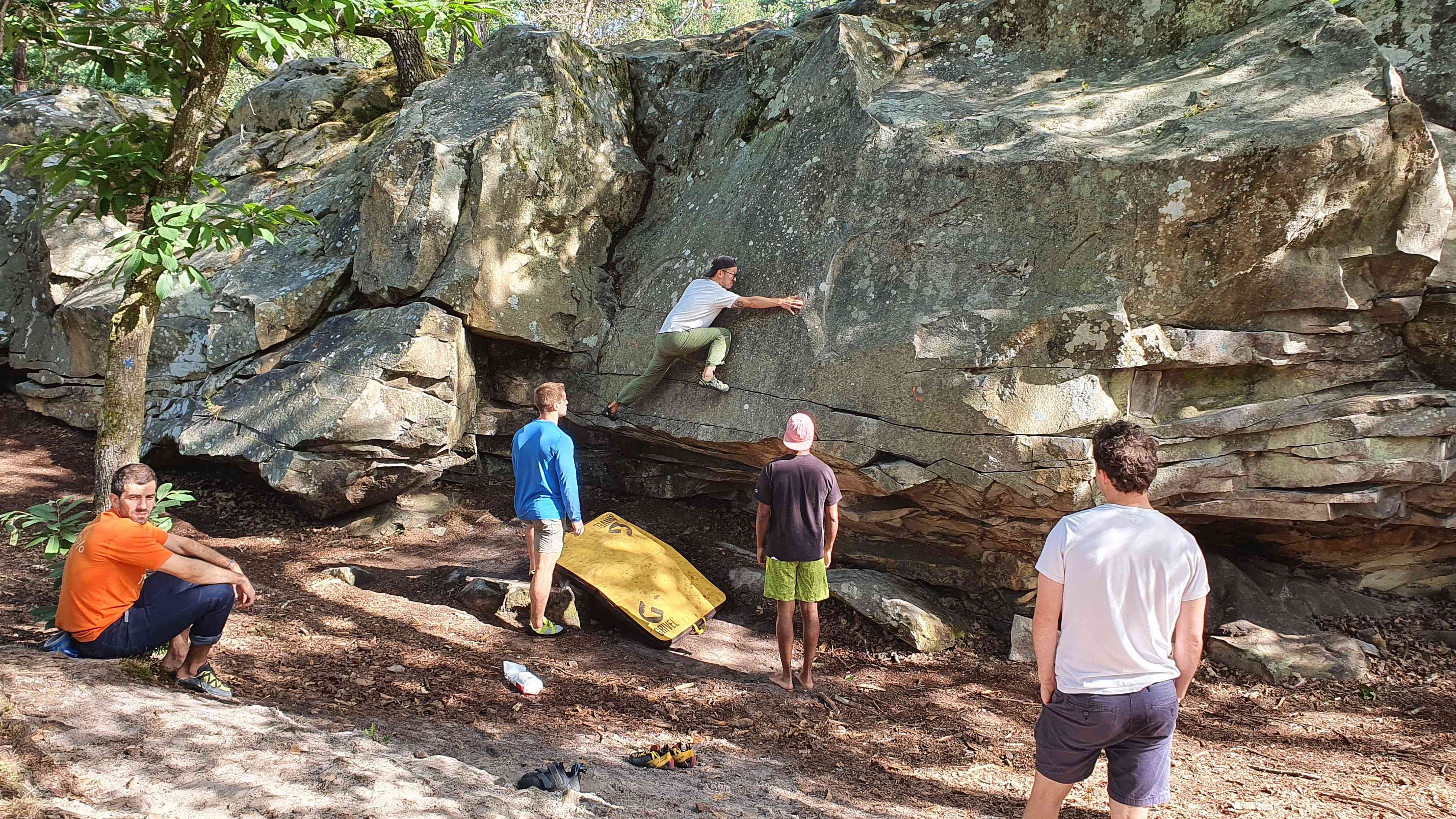 Studenti INSEA che fanno bouldering a Fontainebleau