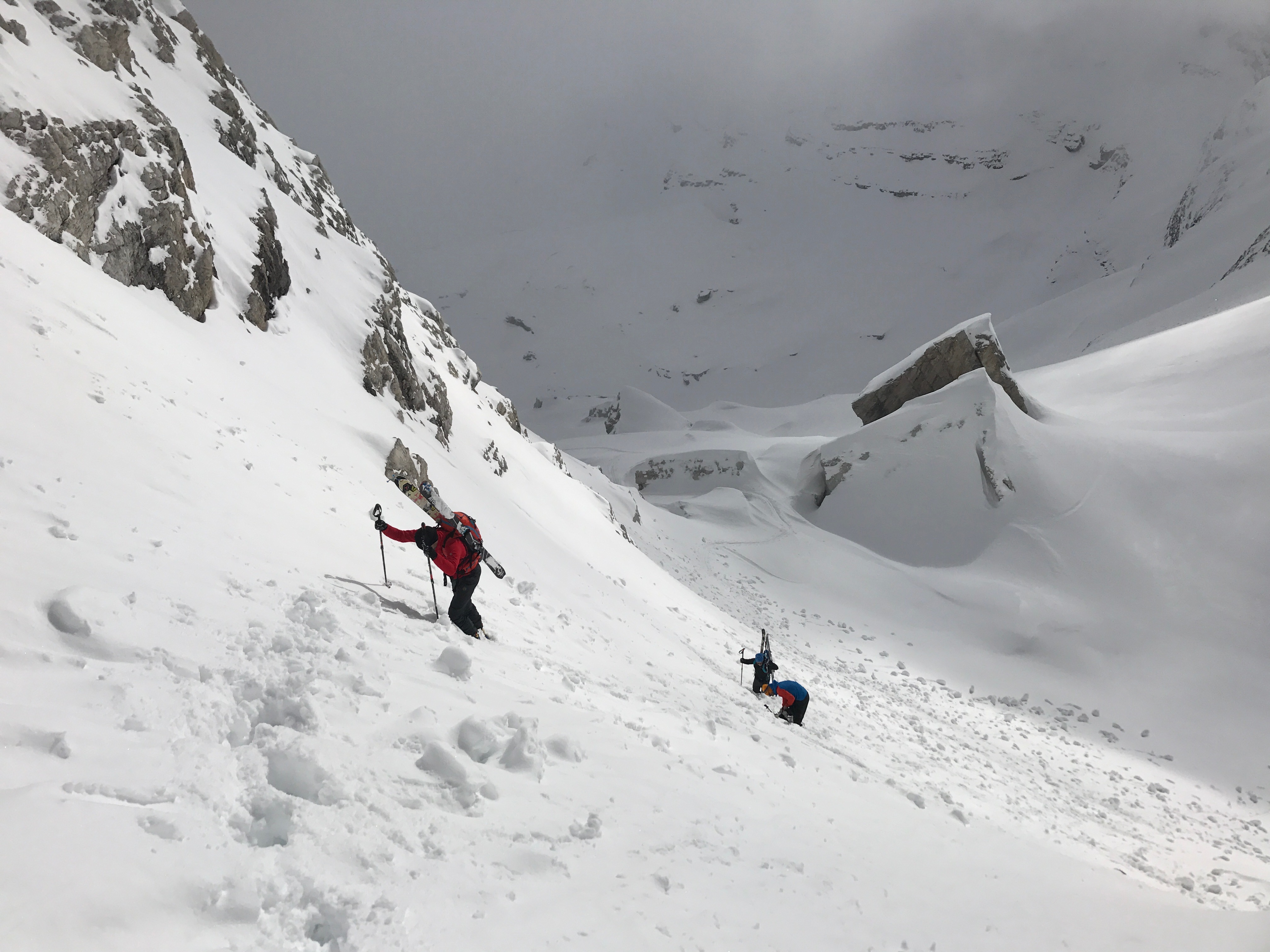 Cos'è lo skialp? Due scialpinisti in escursione su una montagna delle Dolomiti