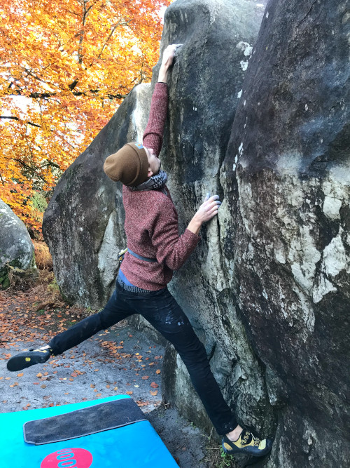 Holding a swing while bouldering in Font