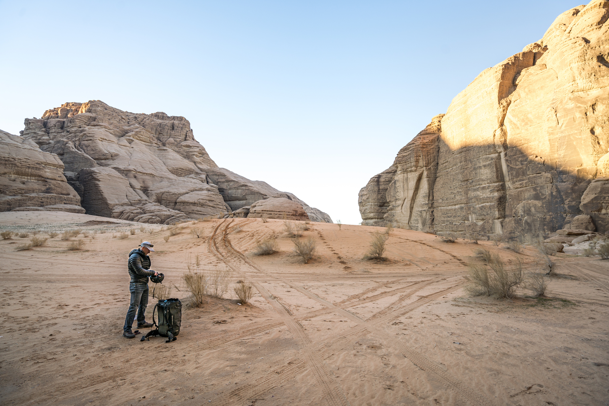 Uno scalatore che si prepara nel deserto del Wadi Rum, in Giordania