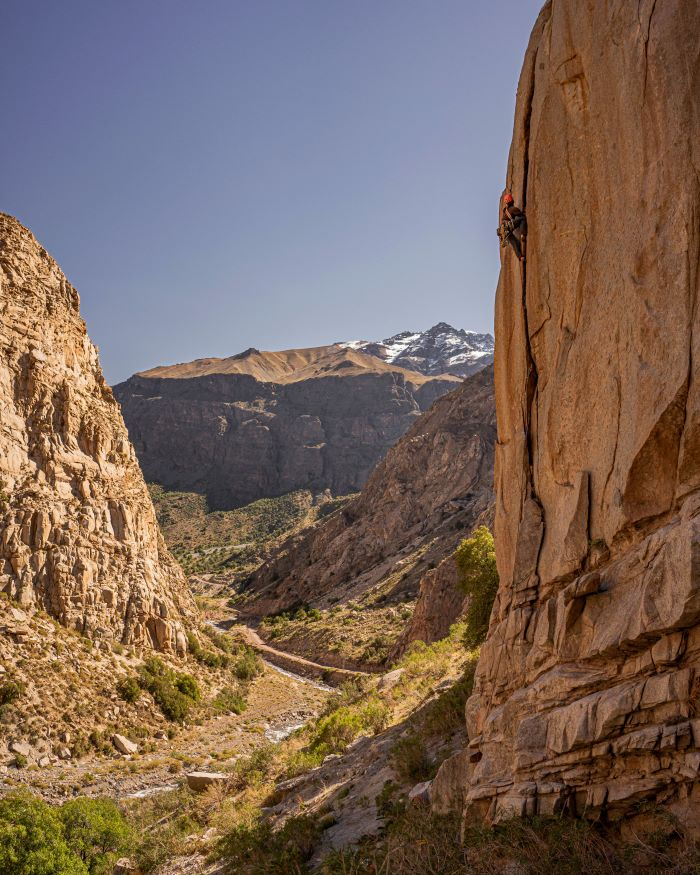 Una persona che si arrampica in fessura a Cajon el Maipo, Cile