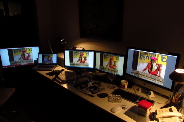 Una serie di schermi di computer che mostrano fotografie di un uomo seduto su un muro