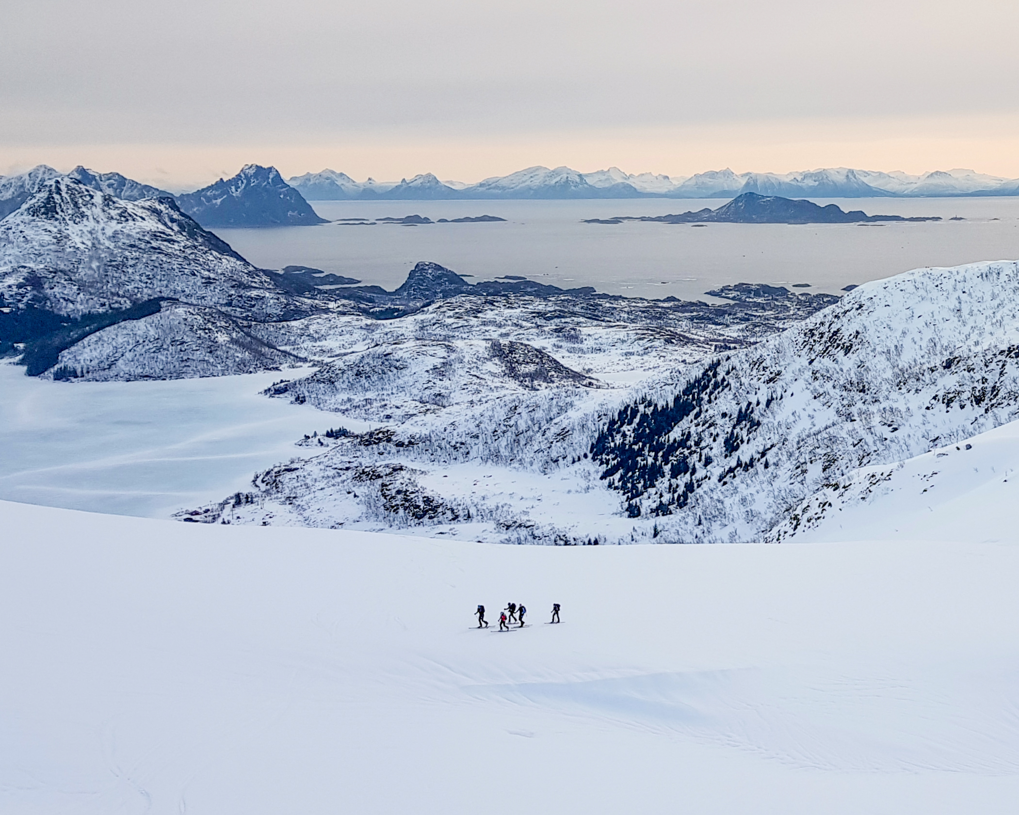 Un gruppo di scialpinisti a Lofonten, con i fiordi alle spalle