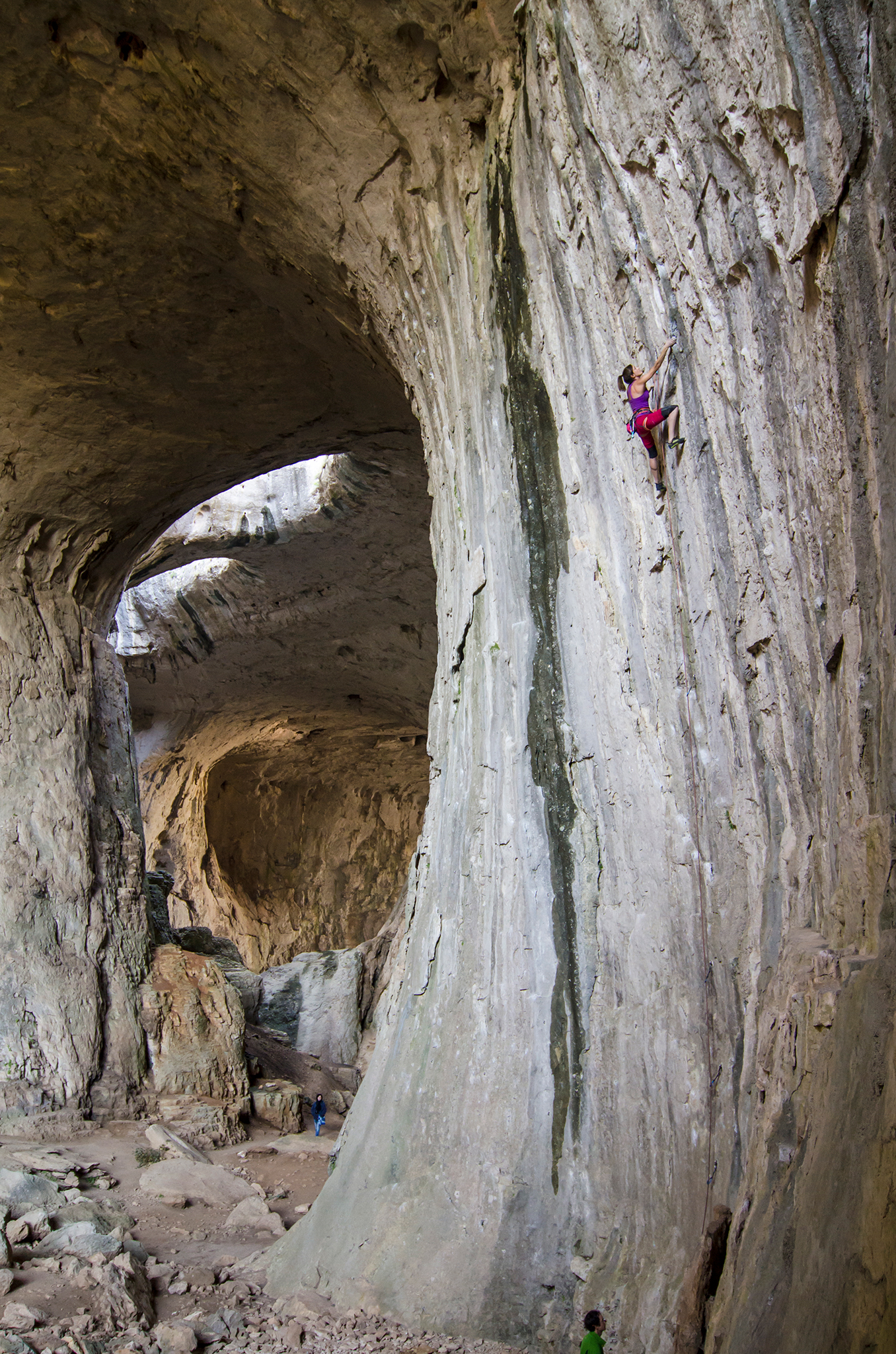 Un arrampicatore in arrampicata sportiva nella grotta Prohodna, Bulgaria