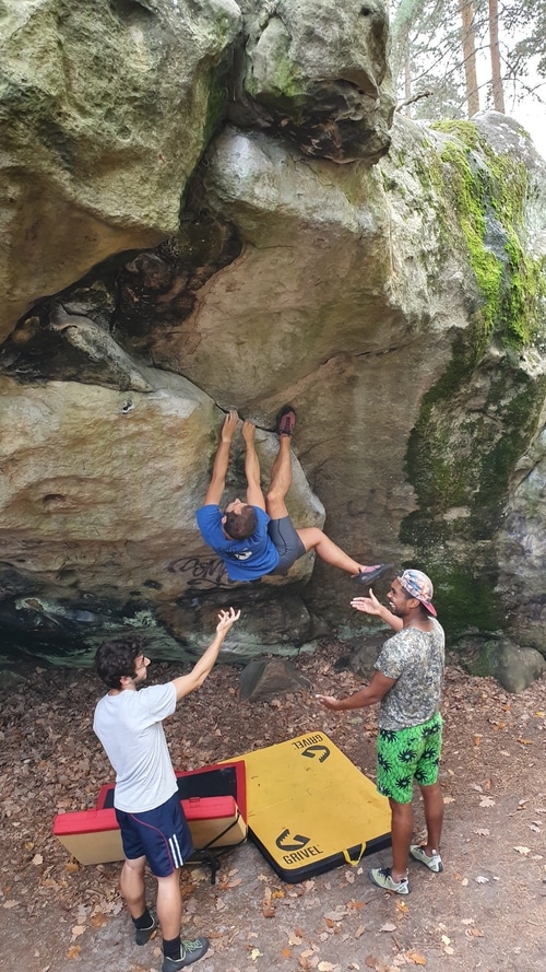 Due arrampicatori che individuano un boulderista nel Mont Ussy, Fontainebleau
