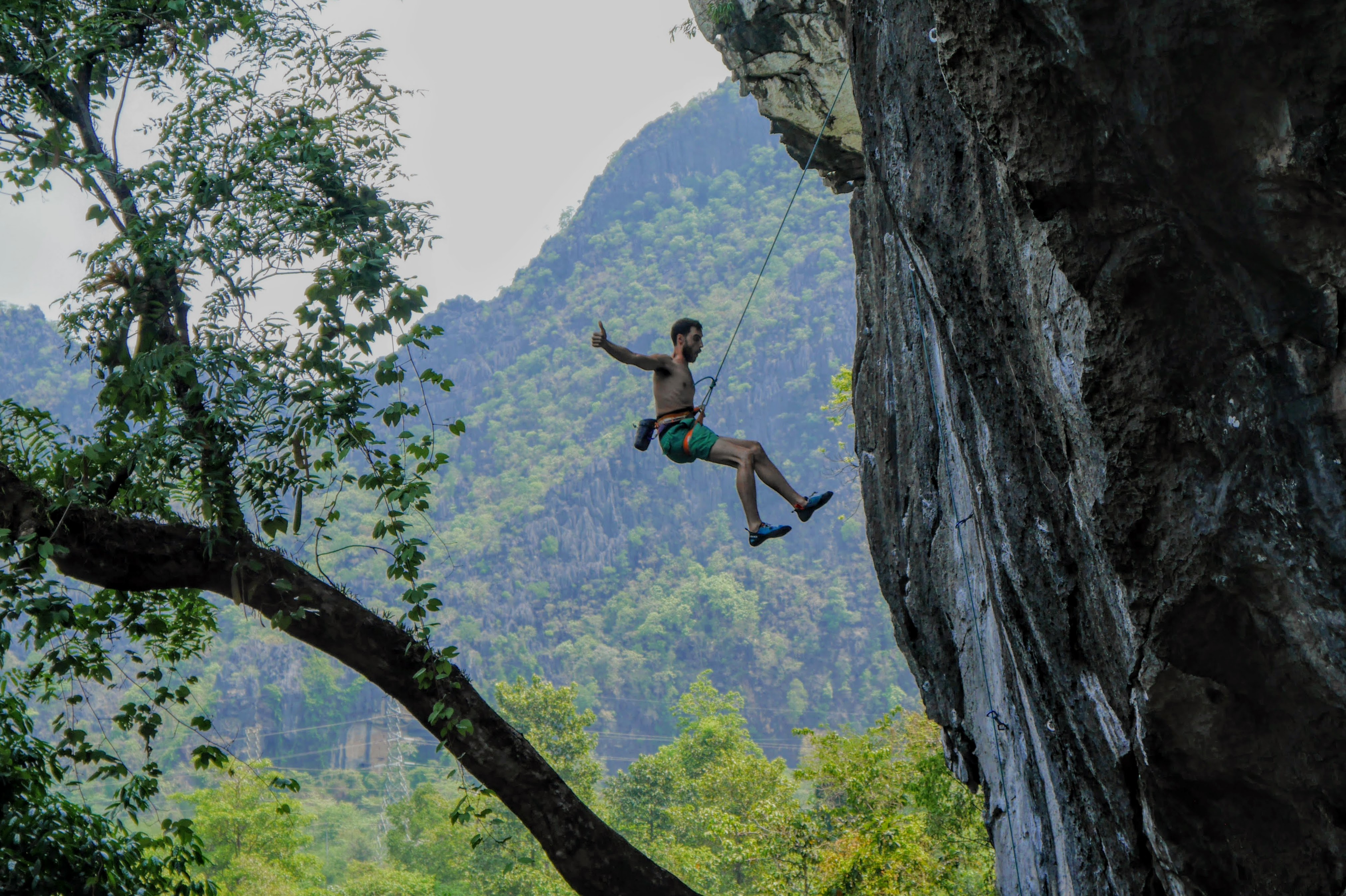 Uno scalatore che si esercita a superare la paura di cadere