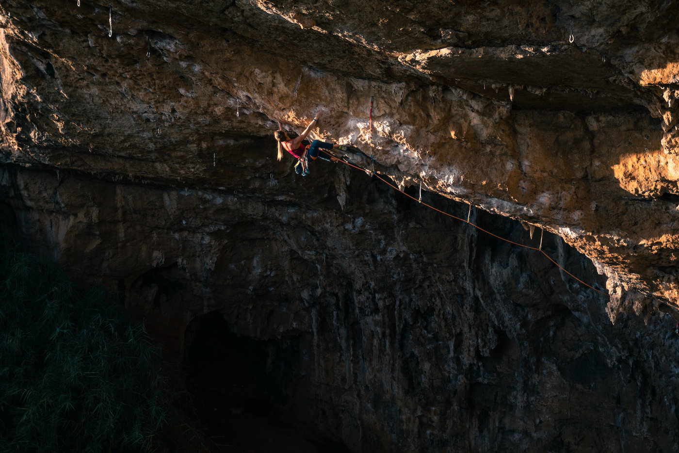 Federika Miganolla arrampicata su roccia a Gaeta, Sud Italia