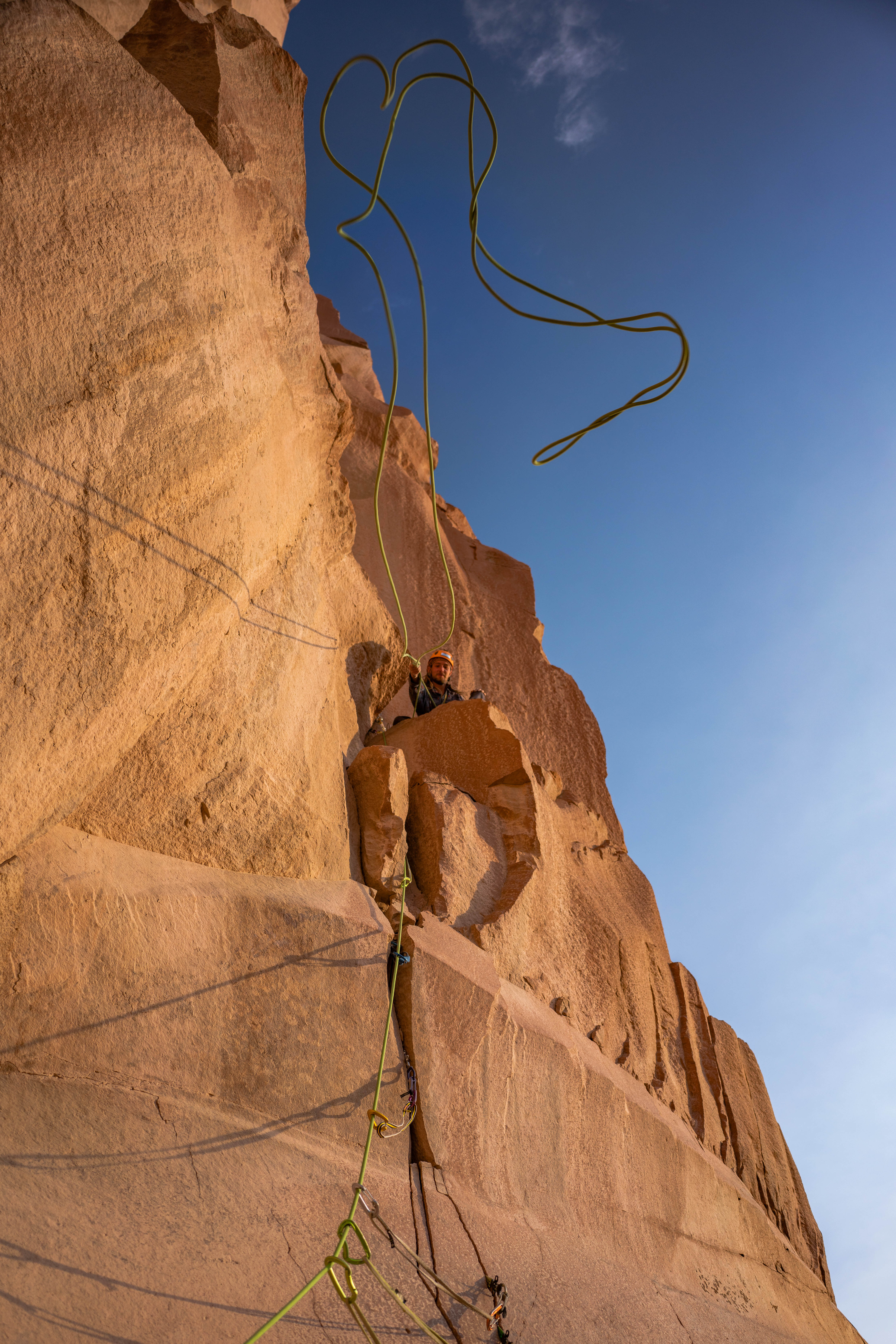 Una persona che si arrampica, lanciando la corda al compagno nel Cile settentrionale