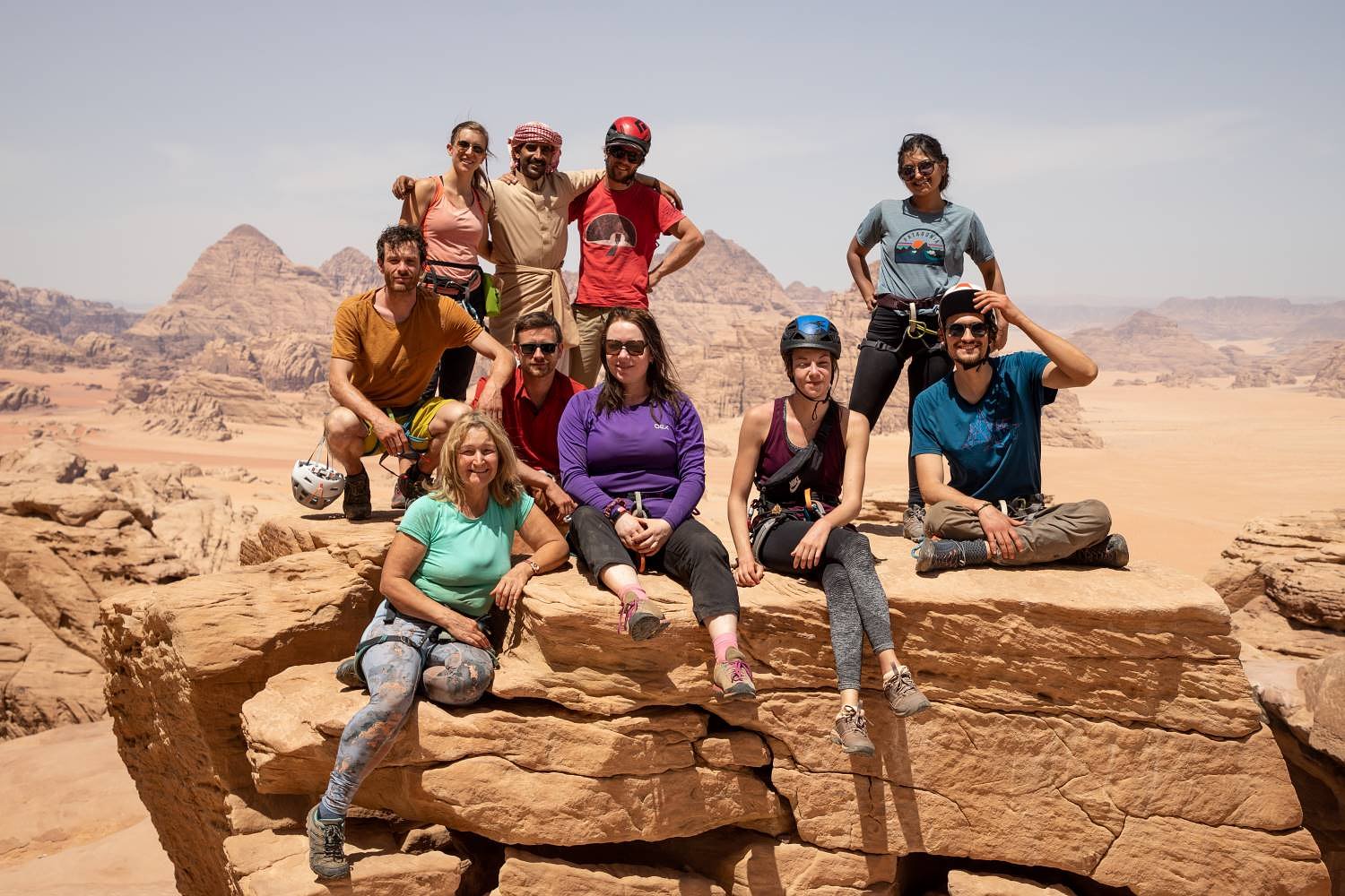 Un gruppo di scalatori sorride alla macchina fotografica durante un viaggio in Giordania
