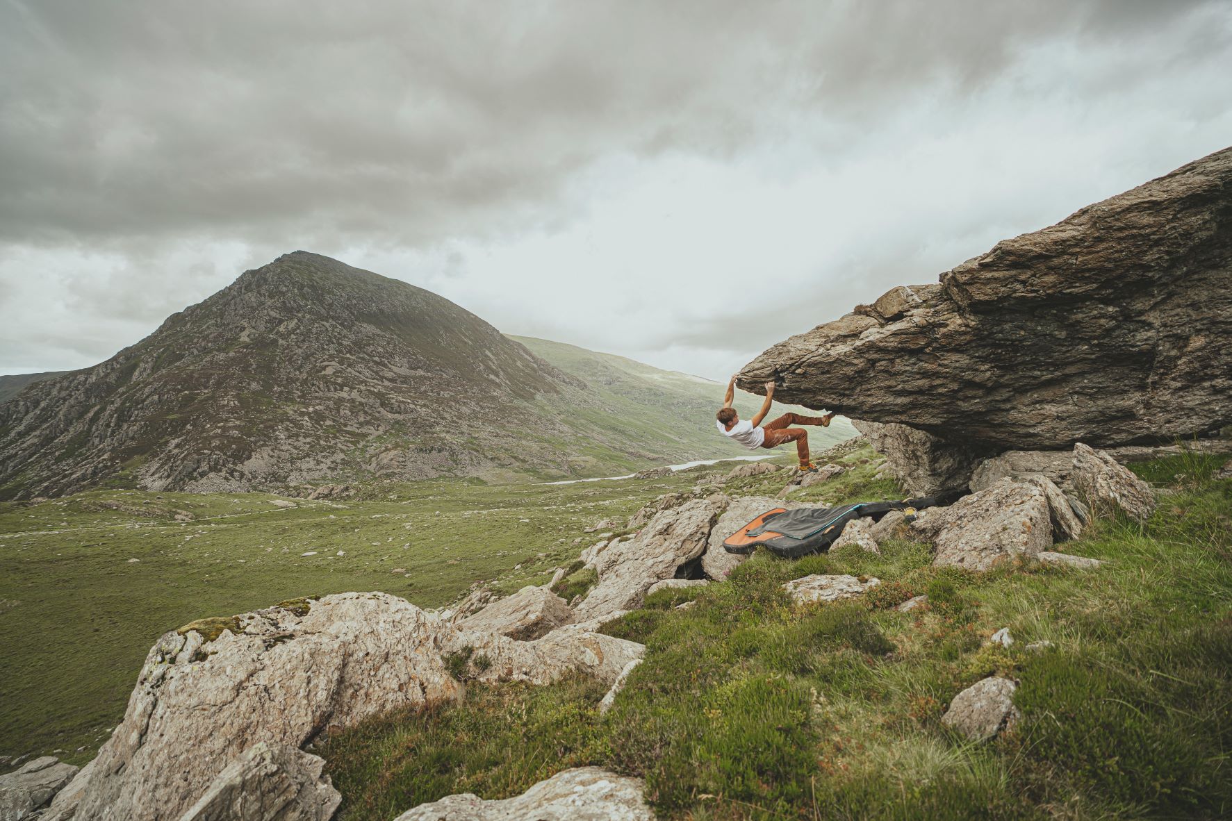 Un arrampicatore che fa bouldering nel Galles del Nord, Regno Unito