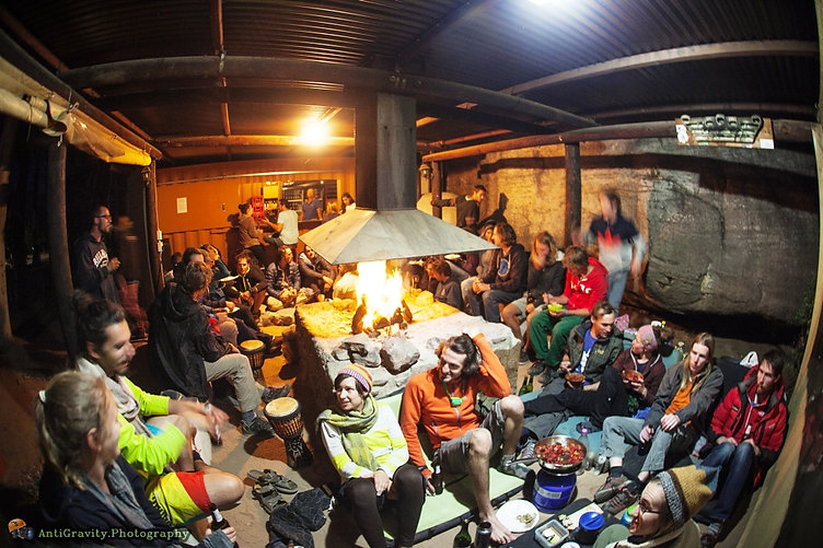Arrampicatori seduti intorno al fuoco nell'ostello di arrampicata di de Pakhuys 