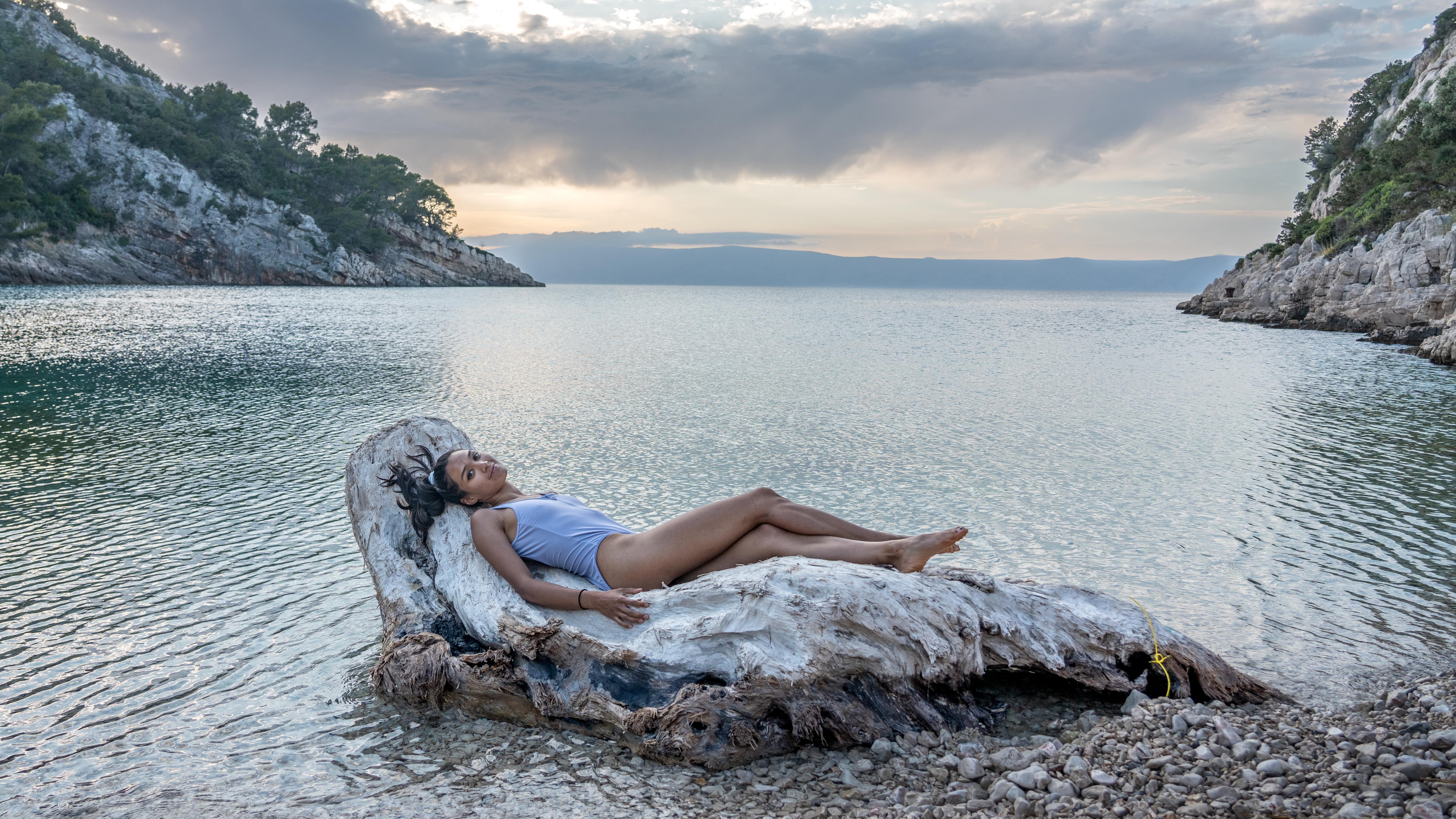Una persona che si rilassa in mare durante un viaggio di arrampicata in Croazia