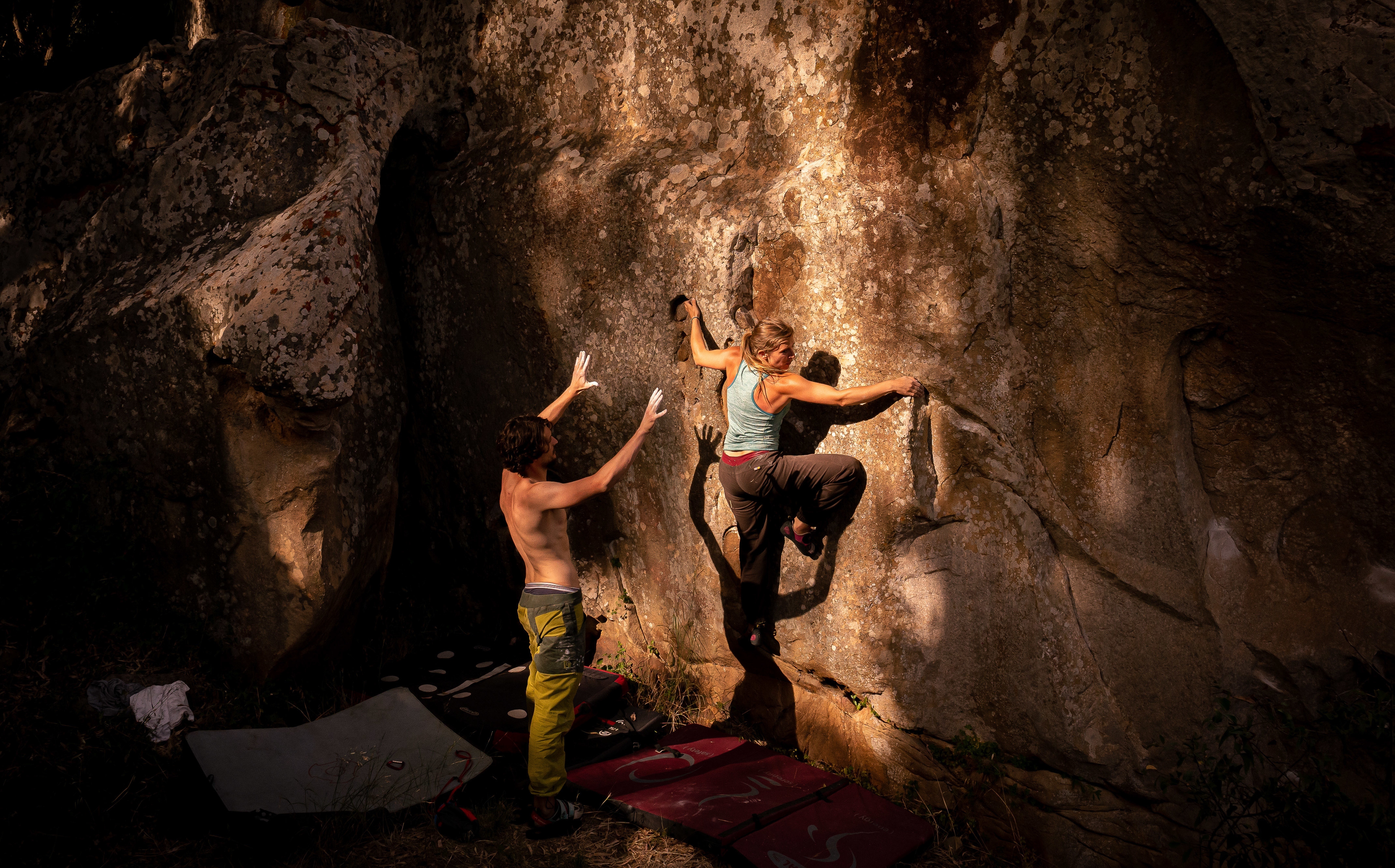 Due arrampicatori che fanno bouldering in Sicilia