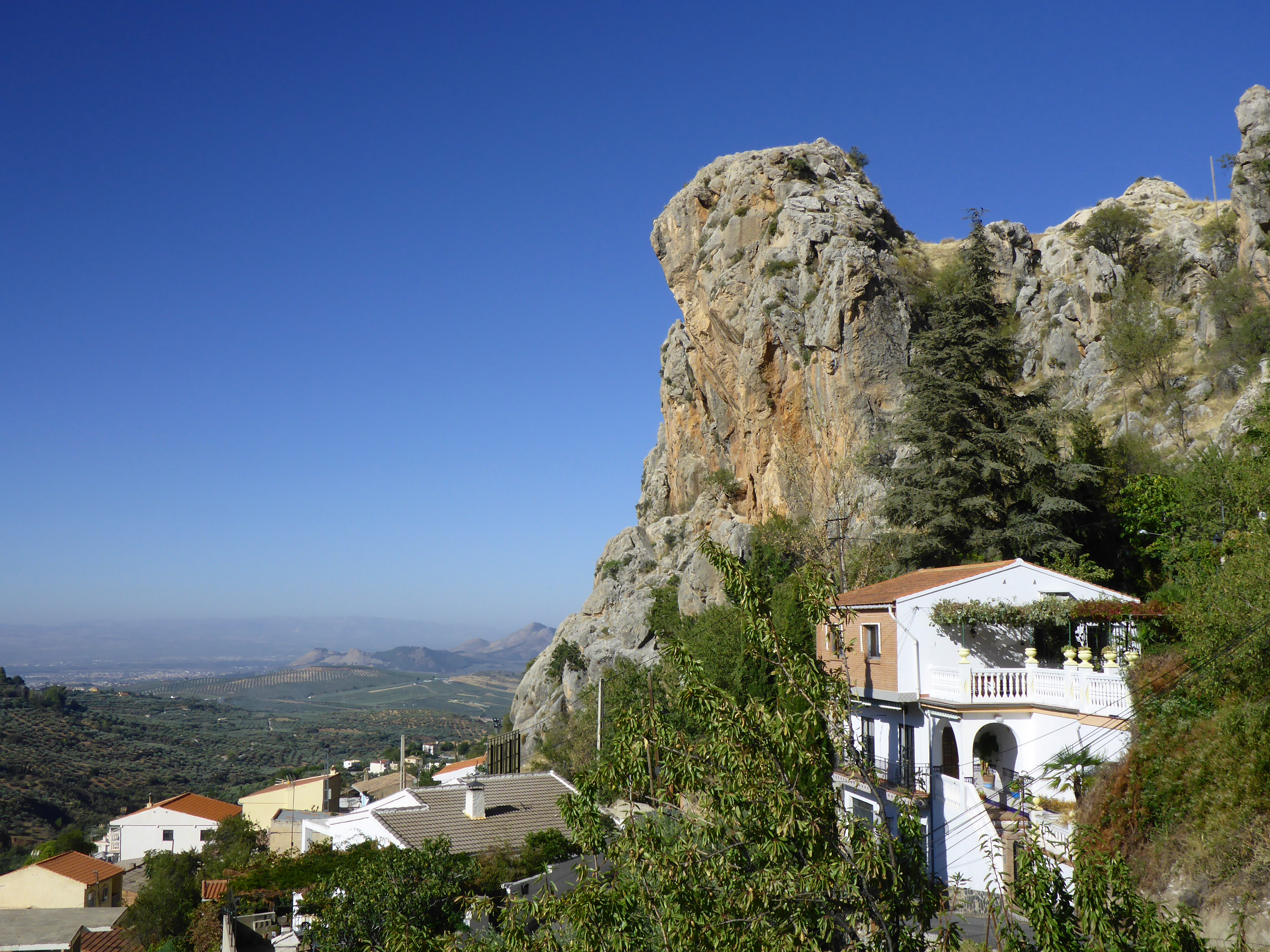 La pensione Solana de Granada, con le falesie di arrampicata sullo sfondo