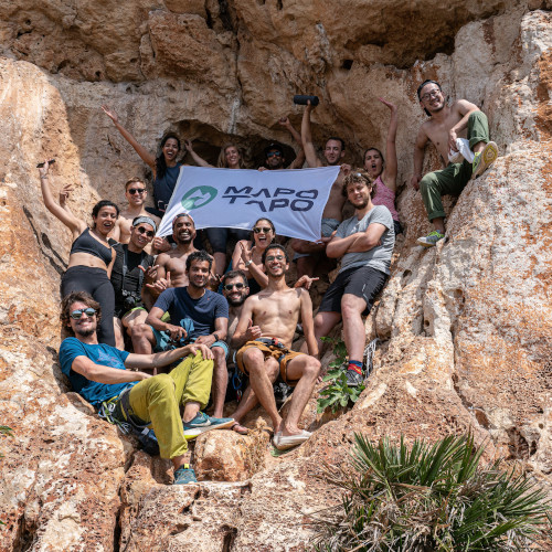 Un gruppo di studenti INSEAD sorridenti durante il primo viaggio a Mapo Tapo