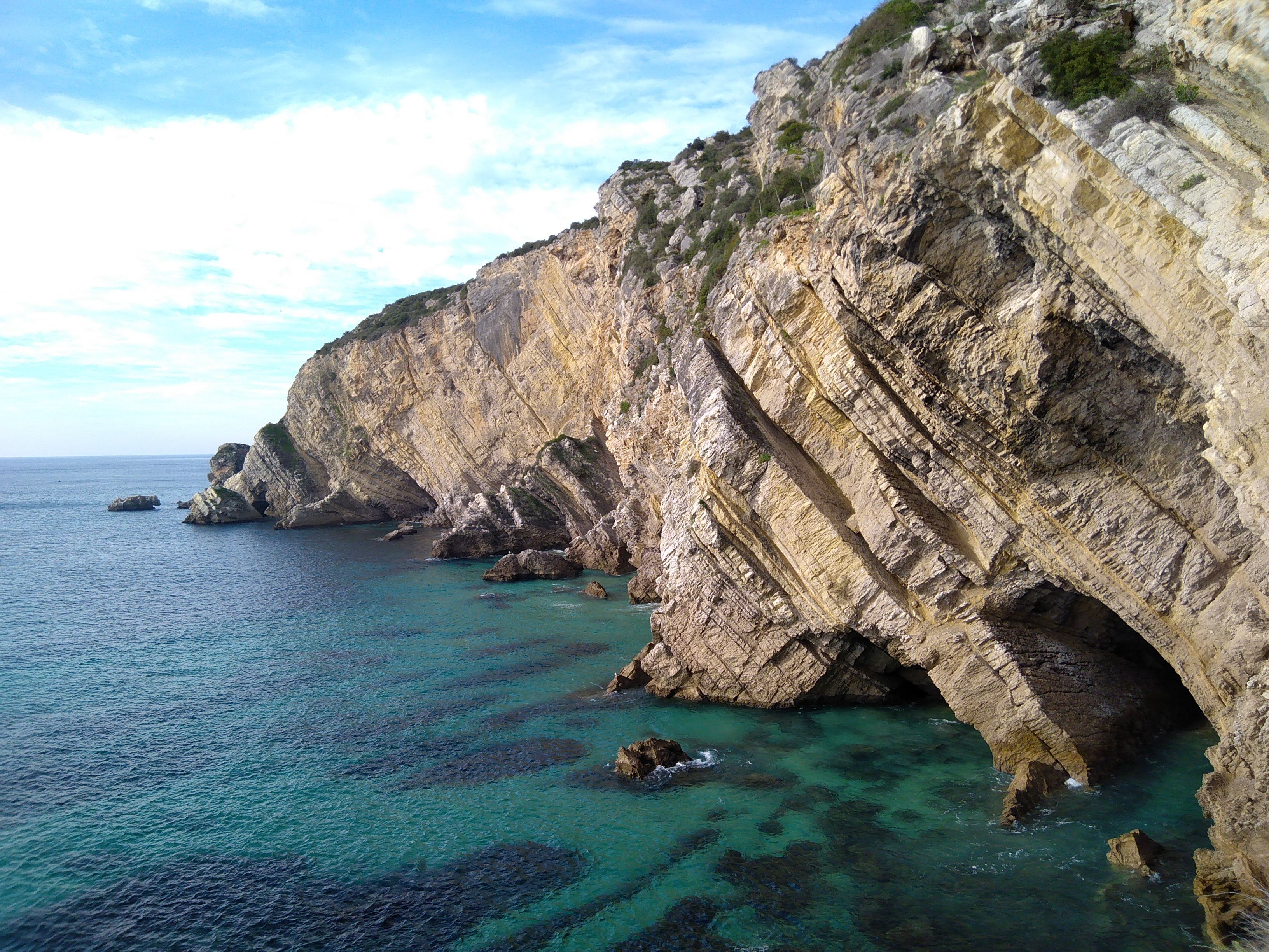Immagine di una formazione rocciosa sulla costa atlantica del Portogallo, un paradiso per gli scalatori