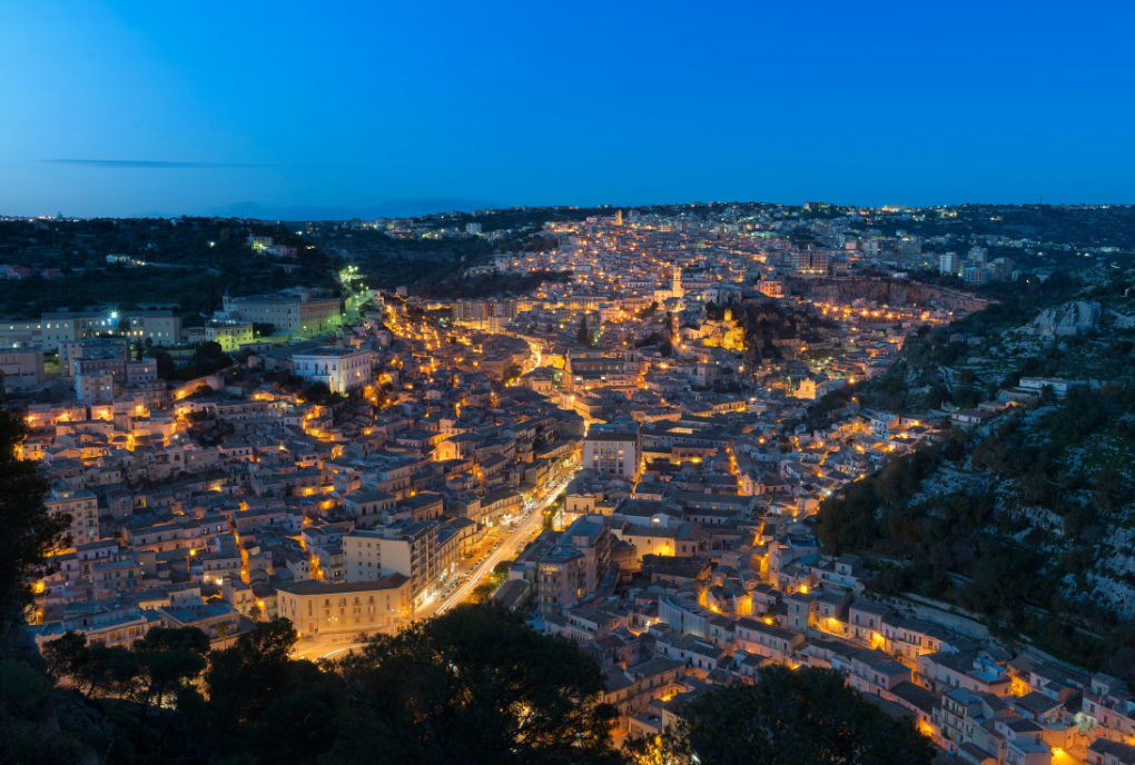 La città di Palermo, in Sicilia, vista dall'alto di notte