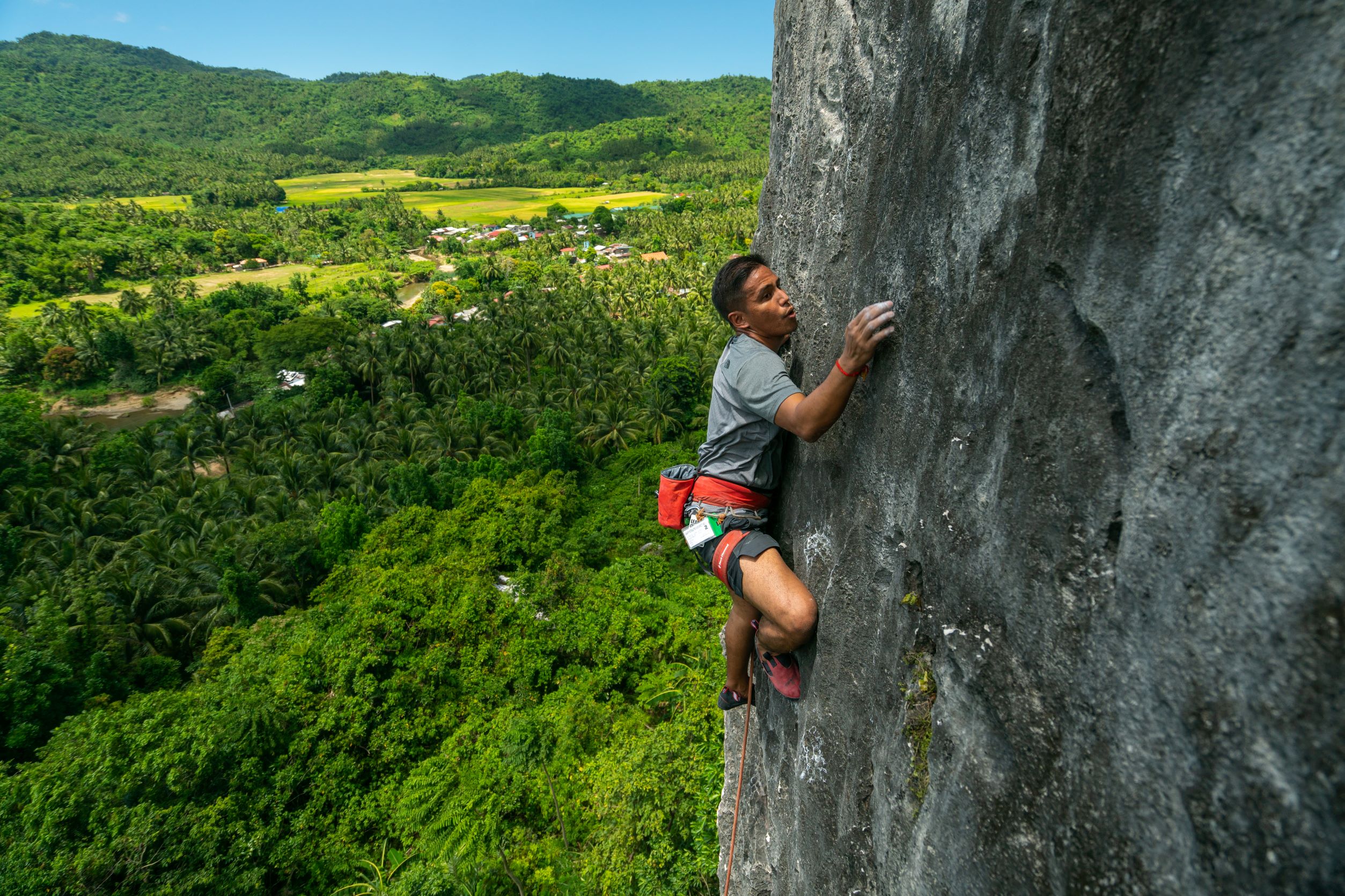 Uno scalatore sulle pareti calcaree della falesia di Dingle, Filippine