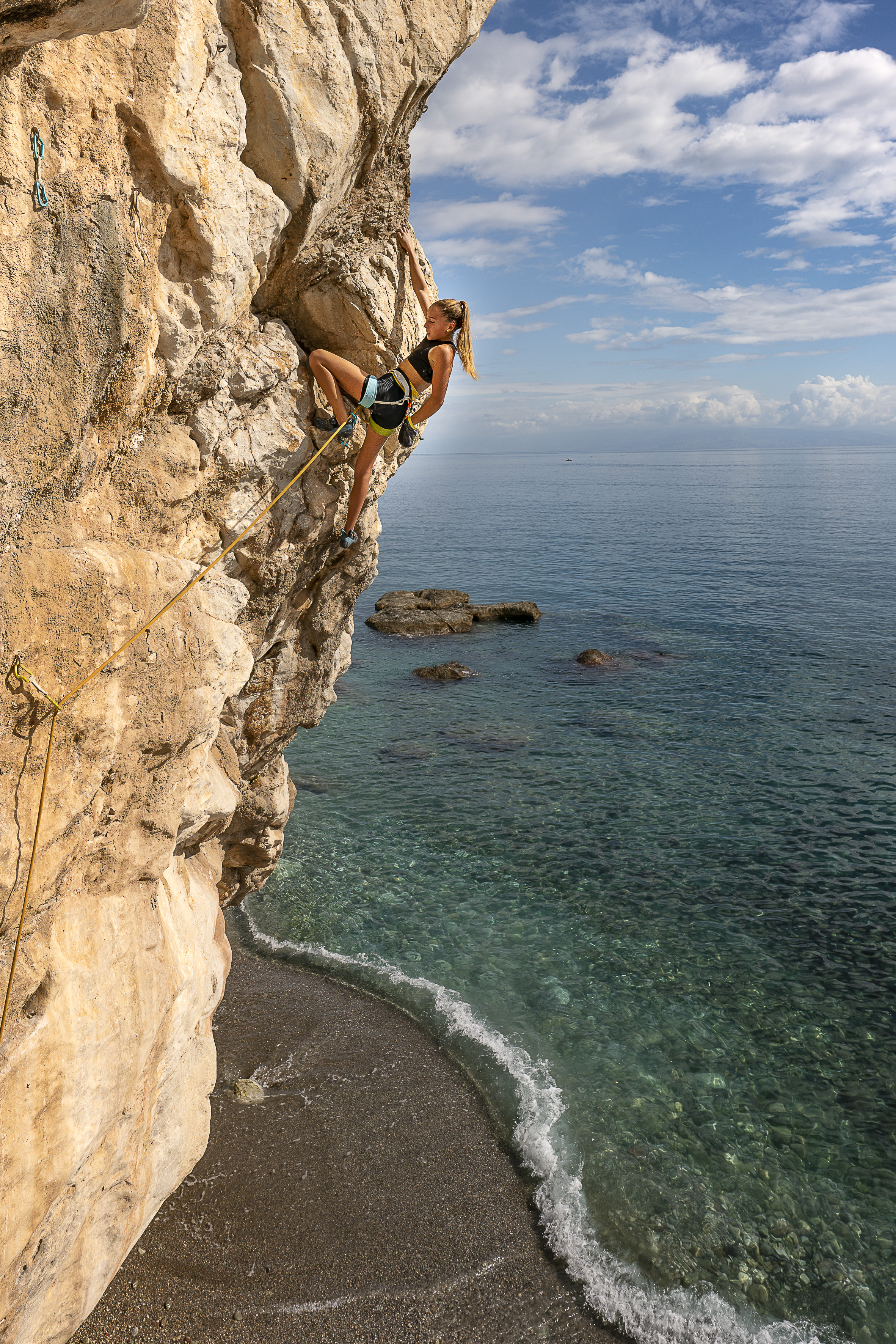Persona arrampicata su roccia in Sicilia