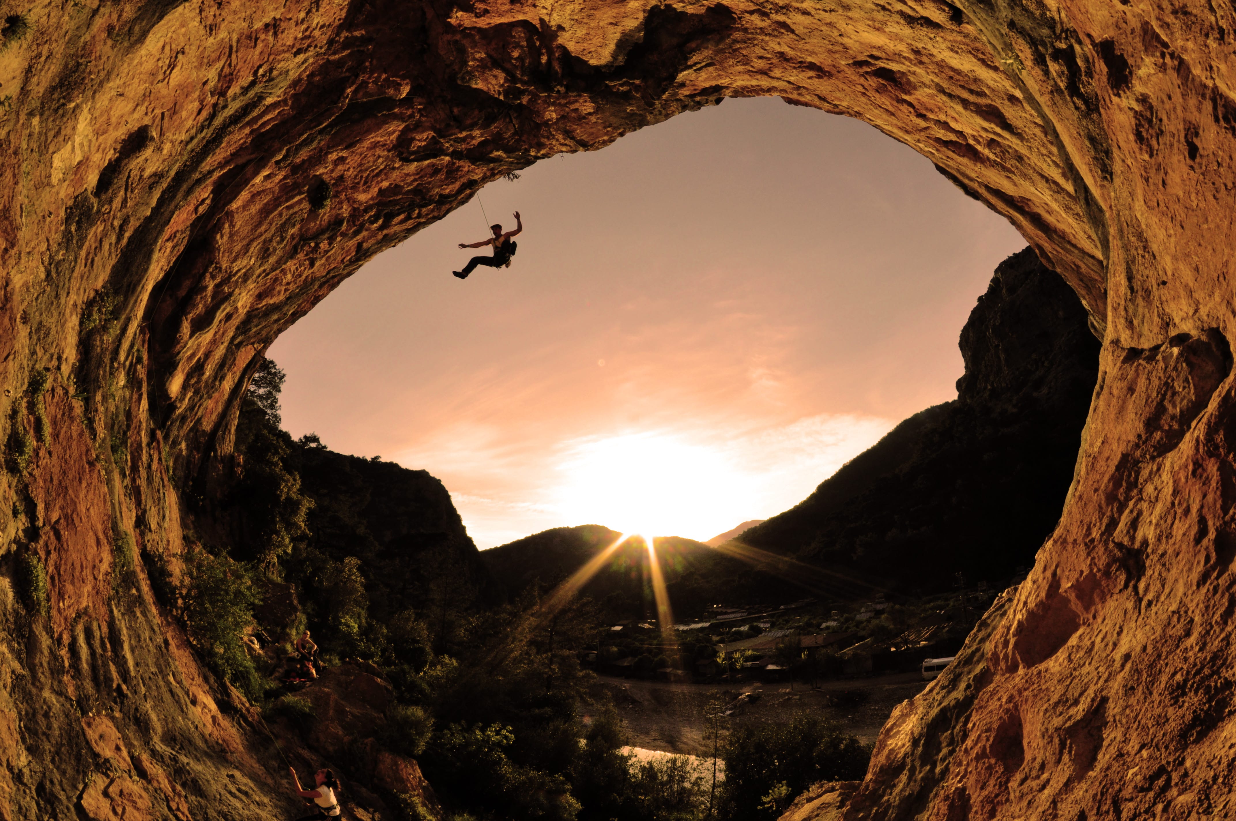 Uno scalatore si cala dalla grotta di Olympos, in Turchia