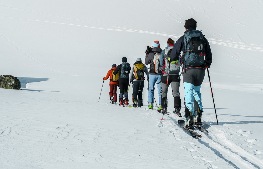 Un gruppo di scialpinisti in un viaggio organizzato da Protect Our Winters