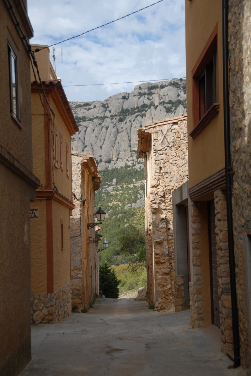 La città di Priorat con le falesie di arrampicata sullo sfondo