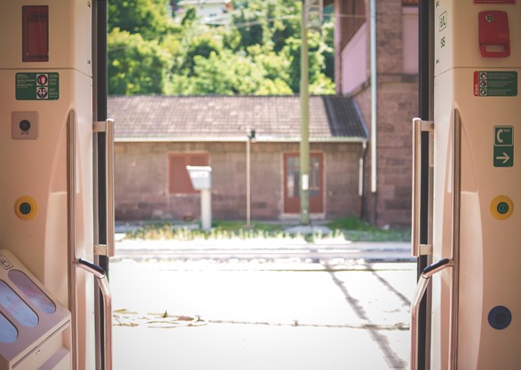 Un'immagine di alcune porte del treno aperte, parte della campagna "Reframe your journey" di Protect Our Winters