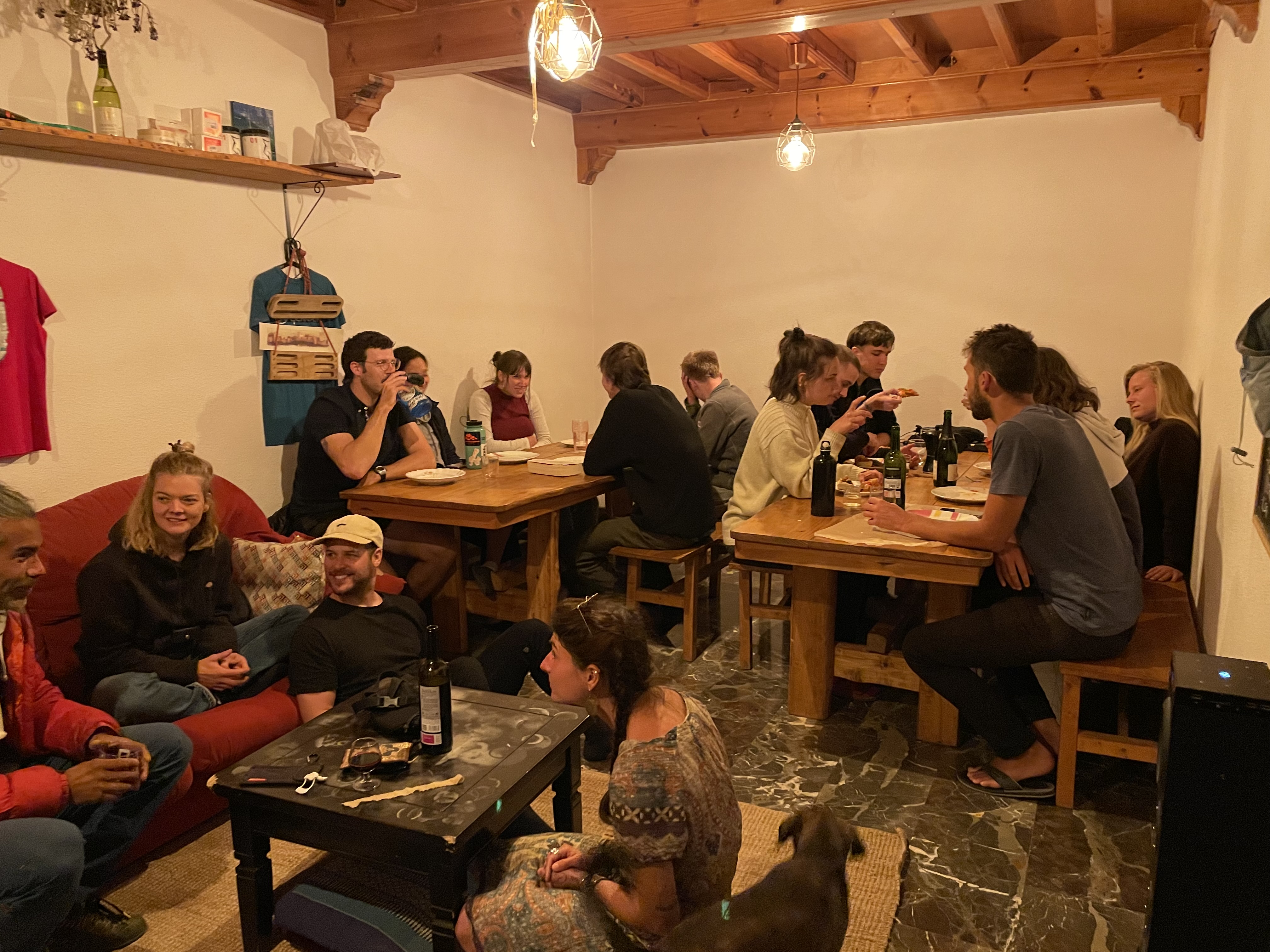 viaggiatori che condividono la cena nella lounge del Solana de Granada