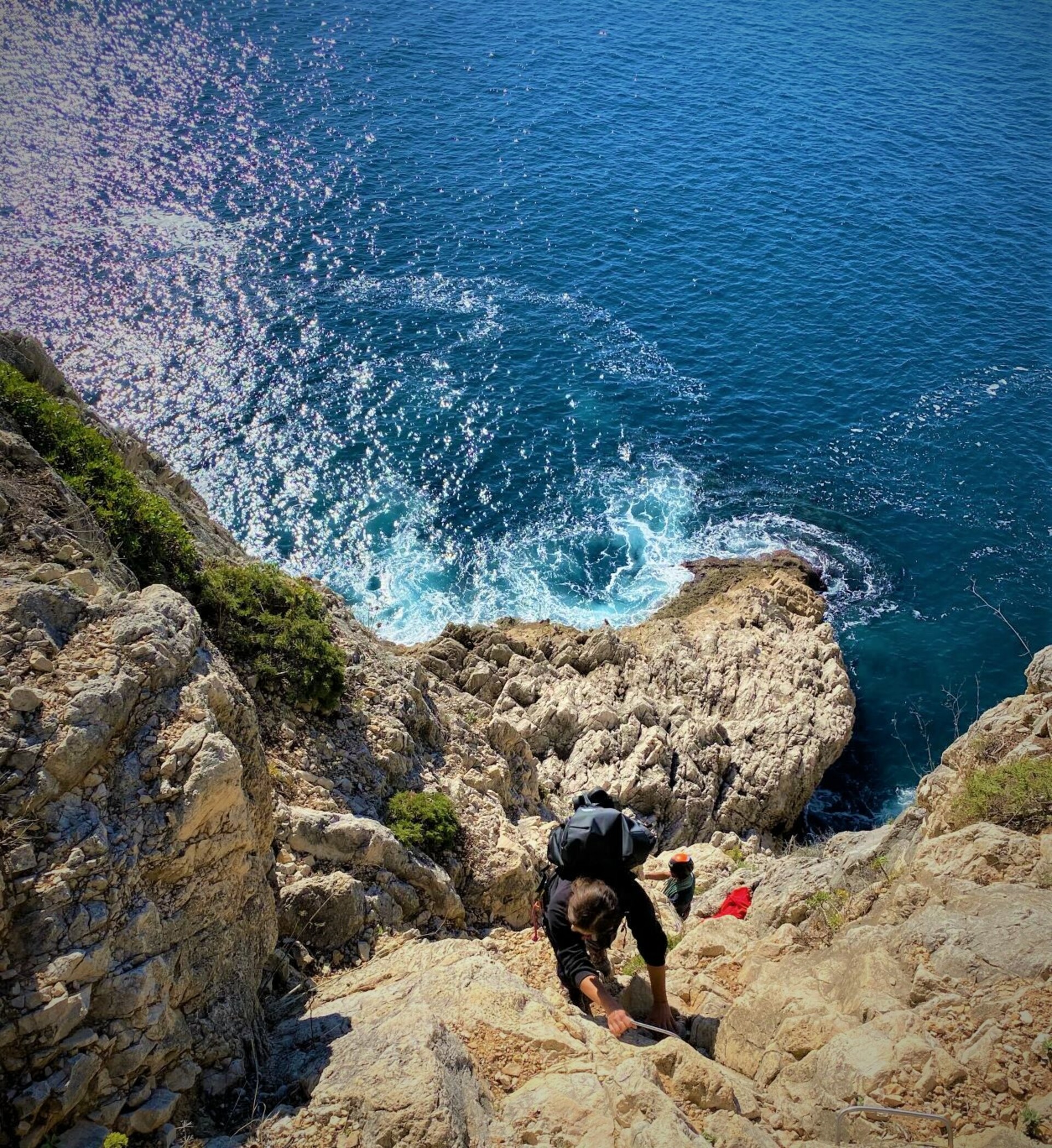 Un arrampicatore sportivo che sale una via facile sulla costa del Portogallo