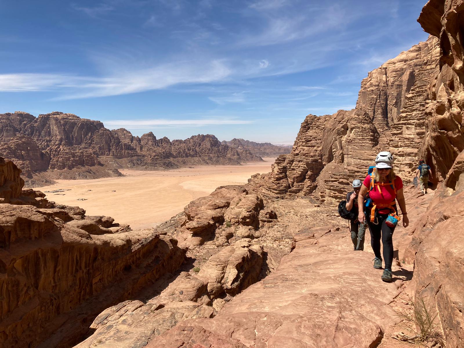Un gruppo di persone in escursione in Giordania durante un viaggio Mapo Tapo