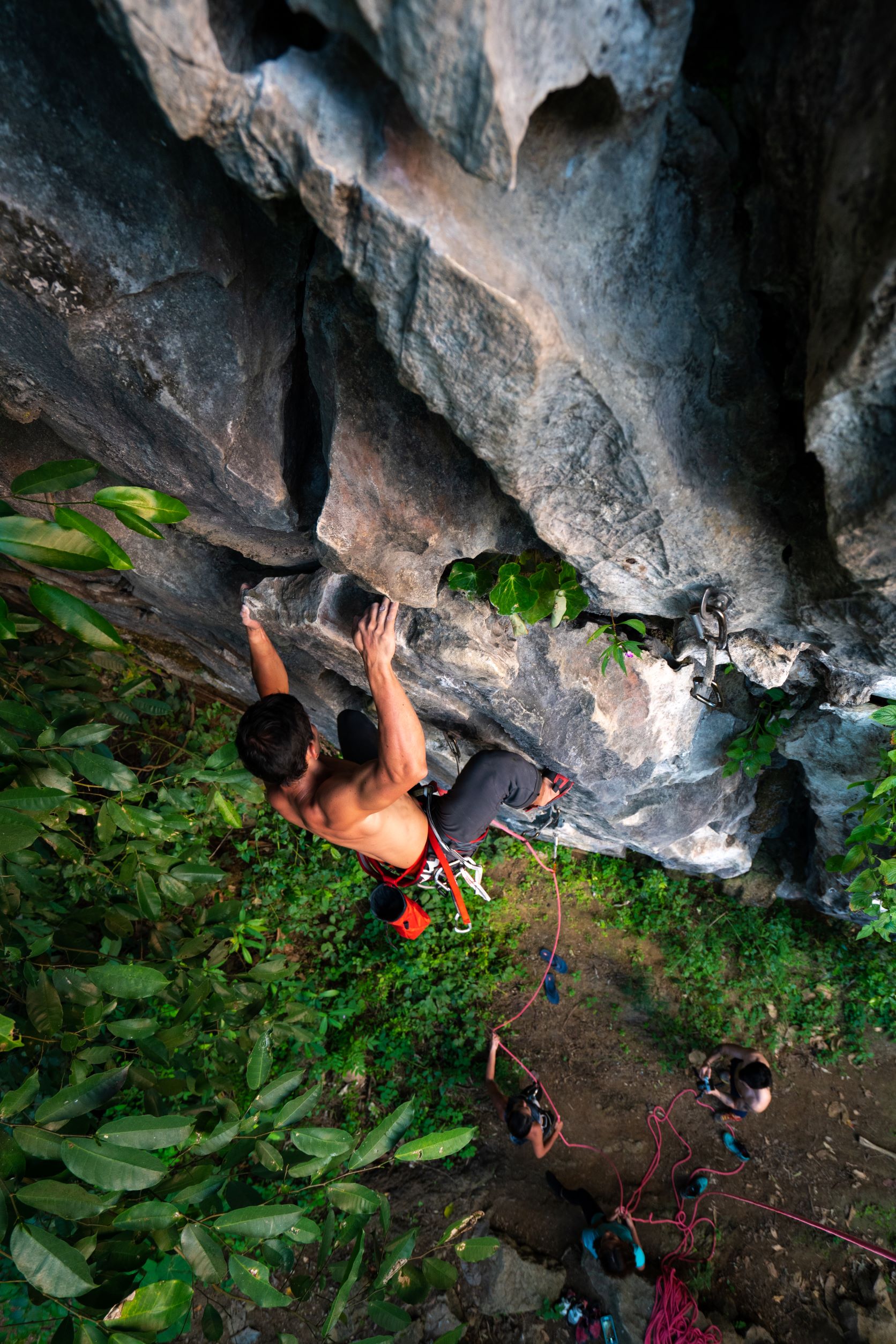 Uno scalatore che si arrampica sulle rocce nelle Filippine