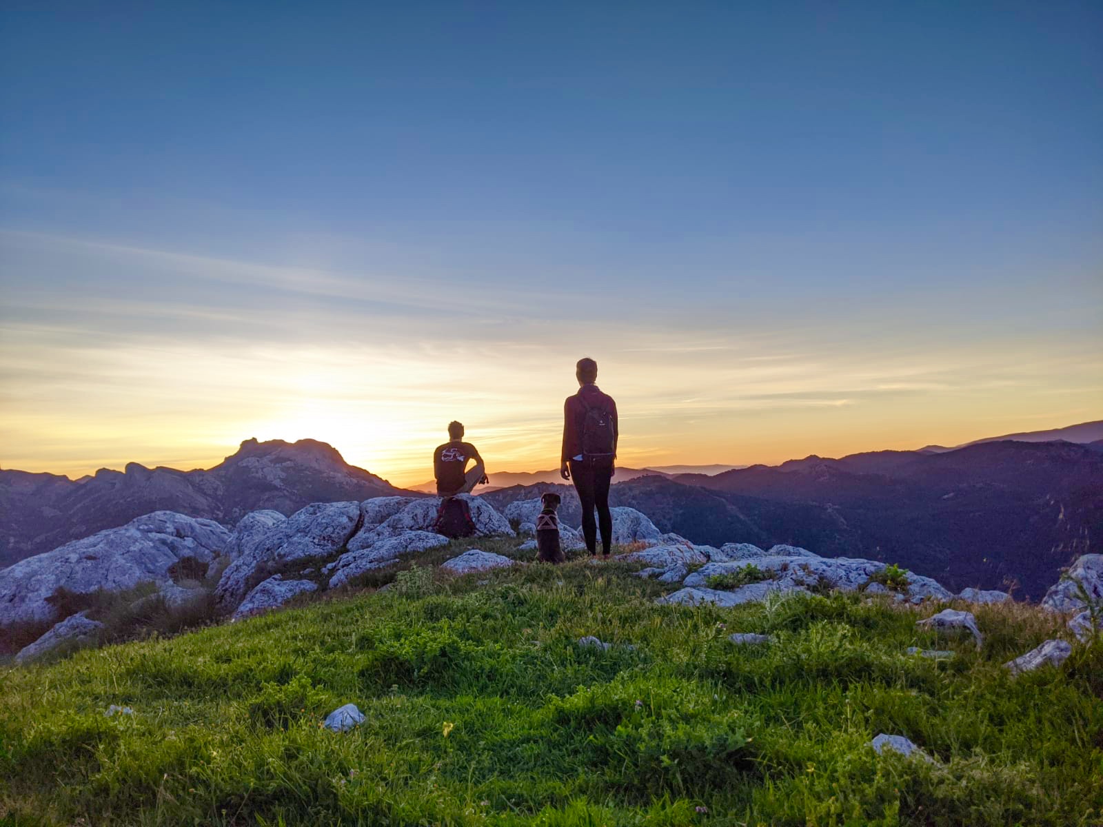 Due persone in escursione con vista sulle montagne della Sierra Nevada