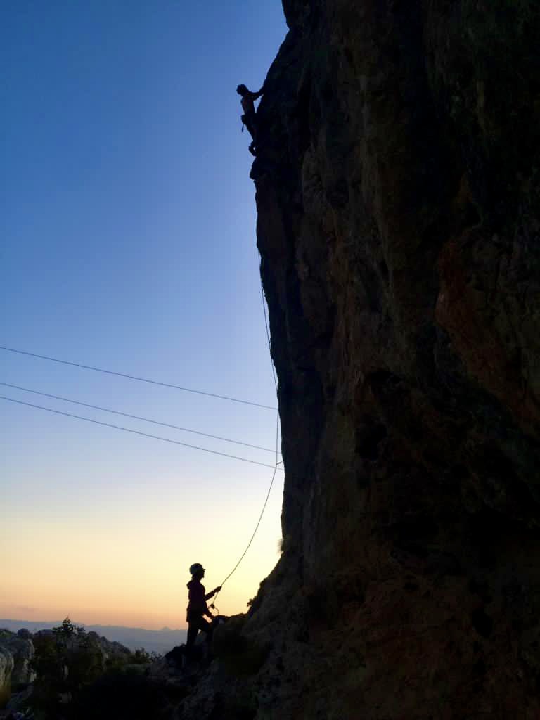 Due persone che praticano l'arrampicata sportiva a Cogollos, Granada, al tramonto