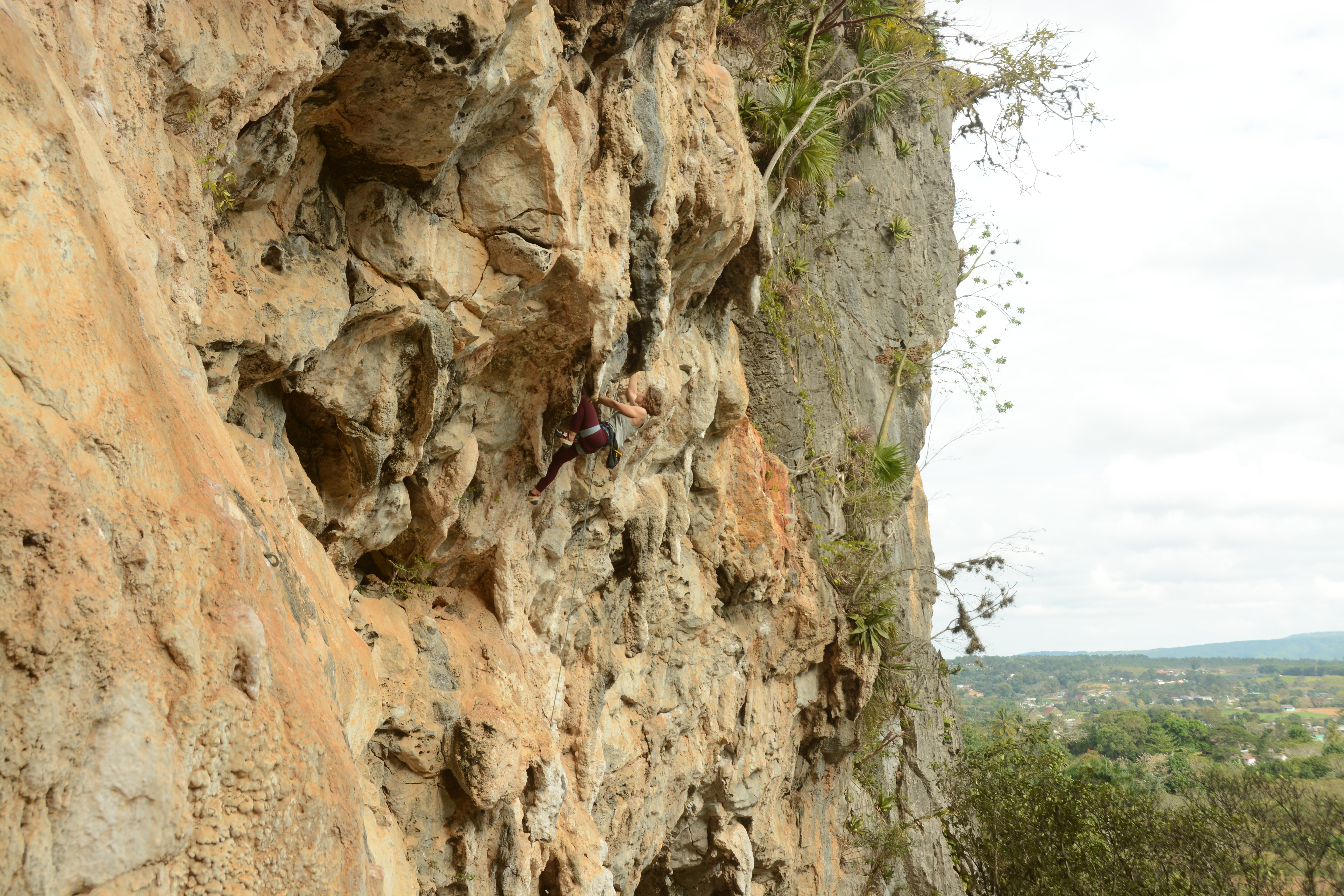 Un arrampicatore che pratica l'arrampicata sportiva a Vinales, Cuba